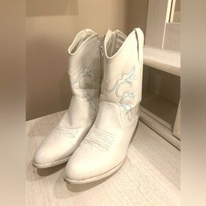Women’s white cowgirl bootss